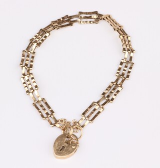 A 9ct yellow gold gate link bracelet with heart padlock, 18cm, 3.9 grams 