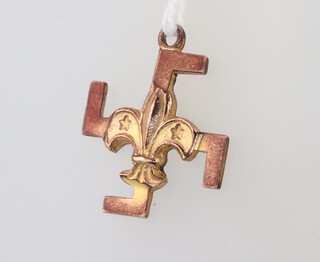 A 9ct yellow gold scouts pendant, 25mm, 2.42 grams 