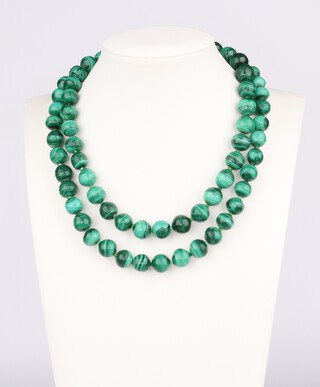 A string of circular malachite beads 70cm 