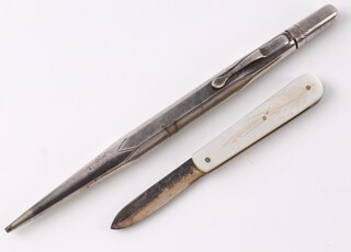 A Life Long sterling silver propelling pencil together with a fruit knife with silver blade and mother of pearl grip 