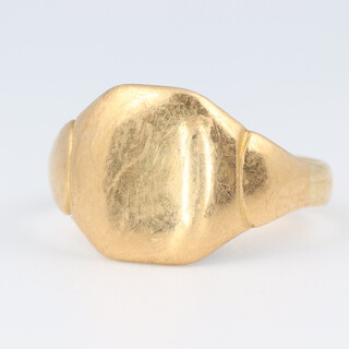 A gentleman's 18ct yellow gold signet ring size P, 4.8 grams 