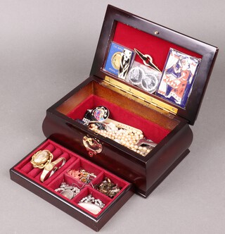 A Victorian gold plated brooch, an oval hardstone brooch with silver mount, a string of simulated pearls and other items of vintage costume jewellery and coins, all contained in a rectangular mahogany jewellery box  