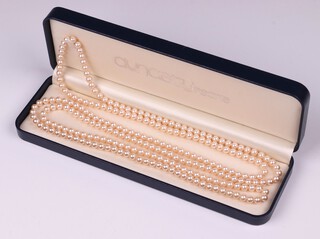 A simulated pearl necklace 75cm 