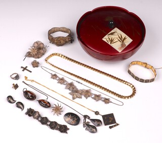 A Siamese Sterling silver brooch, ditto bracelet, pair of earrings, pair of ear clips and other costume jewellery, contained in a circular lacquered bowl and cover 