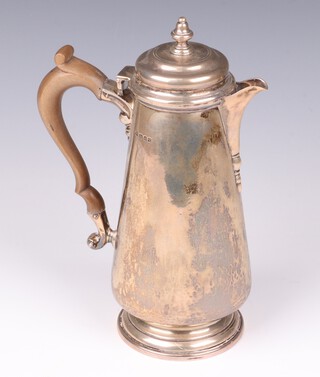 A Queen Anne style silver hot water jug of tapering form with beech handle, London 1931, by D & J Wellby, 629 grams gross 