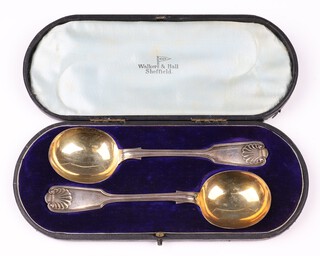 A pair of silver thread and shell pattern serving spoons with parcel gilt bowls, Sheffield 1923 by Walker & Hall, 121 grams, cased 