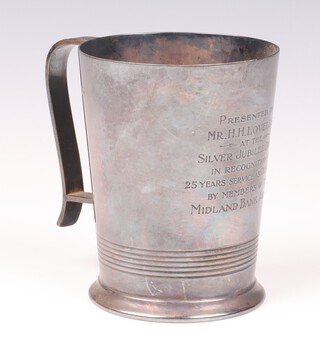A silver tankard with presentation inscription Sheffield 1947 by Atkin Brothers, 219 grams 