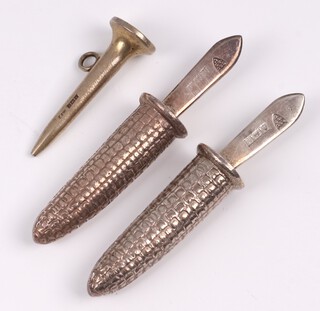 A silver gilt golf tee Birmingham 1986, a pair of silver sweetcorn holders Birmingham 1973 by John Chatterley & Sons Ltd., 70 grams 