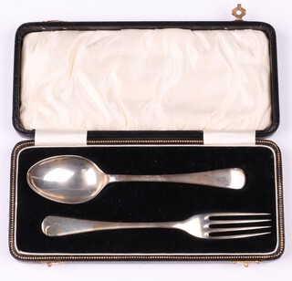 A silver Old English pattern 2 piece christening set Birmingham 1931, 45 grams, cased
