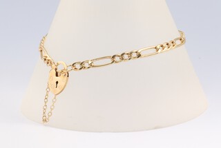 A 9ct yellow gold curb link bracelet 18cm, with 9ct gold padlock clasp, 2.3 grams 