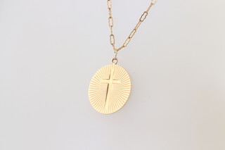 A 9ct yellow gold fine chain 48cm, hung a circular 9ct gold radiant crown pendant, 3.1 grams