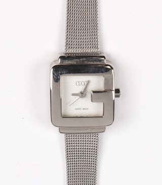 Gucci, a lady's quartz wristwatch with mesh bracelet 