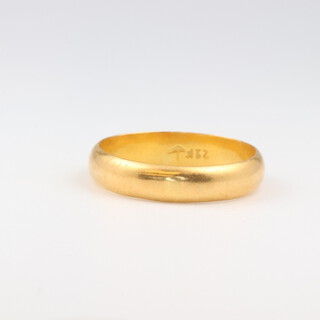 A yellow gold ring marked 21k, size Q 1/2, 4.3 grams