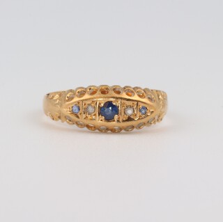 An 18ct yellow gold dress ring set sapphires, size H 1/2, 1.7 grams 