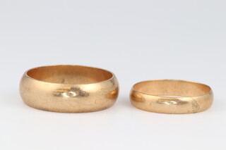 Two 9ct yellow gold plain wedding bands, sizes T 1/2 and P, 8.4 grams  