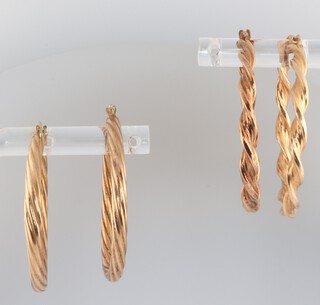 Two pairs of 9ct yellow gold twist earrings 6.2 grams 