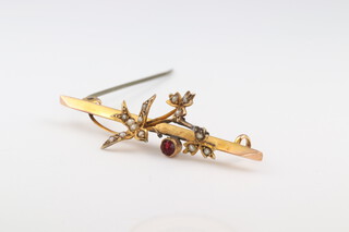 A 9ct yellow gold hollow bar brooch in the form of a bird set demi pearls and garnet, 1.8 grams 