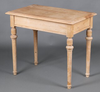 A Victorian rectangular pine table raised on turned supports 76cm h x 90cm w x 56cm d 