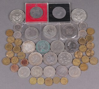 A 1935 George V crown, 2 1937 George VI crowns and 2 May 31st 1916 commemorative crowns and other commemorative crowns etc 