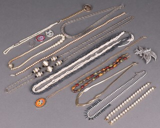 A collection of mixed items of costume jewellery 