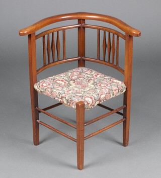 An Edwardian mahogany stick and rail back corner chair, the seat upholstered in tapestry material, raised on square supports 72cm h x 65cm w x 48cm d 