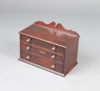 An Edwardian oak table top chest with raised back, fitted 3 drawers with brass handles 25cm h x 34cm w x 17cm d 