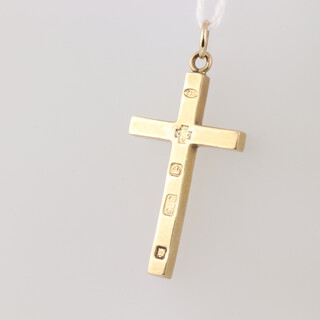 A 9ct yellow gold cross with millennium hallmark, 4.3 grams 