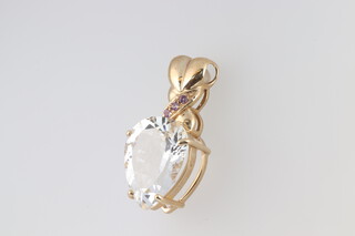 A 9ct yellow gold and heart shaped paste set pendant, 7.6 grams