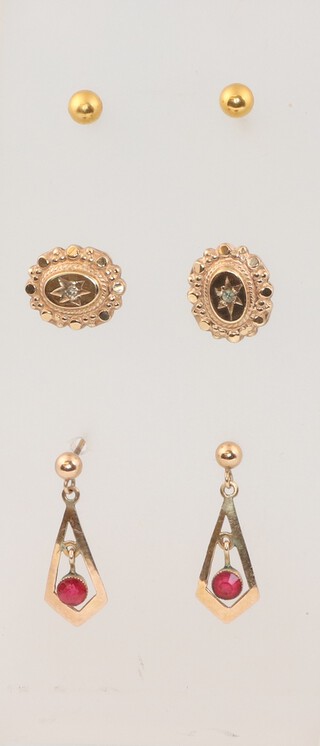Three pairs of 9ct gold earrings, 2.9 grams gross 