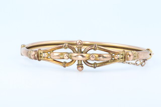 A Victorian 9ct yellow gold hinged bangle, 9 grams 