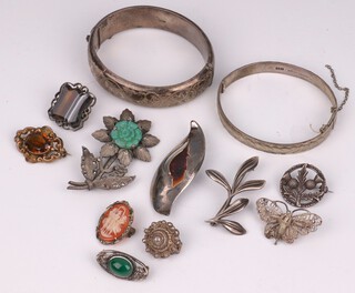 Two silver bangles, 3 silver brooches, a pinchbeck brooch, a hardstone brooch and 5 other brooches 