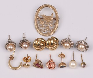 A yellow gold, testing as 9ct pierced brooch decorated a wren 3.3 grams together with a pair of yellow gold, testing as 9ct earrings 1.4 grams and other earrings 