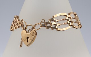 A 9ct yellow gold gate bracelet with heart shaped padlock, 9.8 grams 
