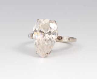 An 18ct white gold dress ring set a heart shaped cubic zirconia, size J 1/2, 4.7g