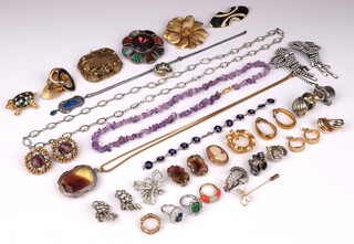 A De.Pearl gilt metal brooch, a Truari brooch, a hardstone set brooch, 2 diamonte ear clips, 1 other brooch and a collection of costume jewellery 