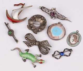 A silver and enamelled brooch decorated a dowel, a silver and enamelled brooch in the form of a lizard, a silver ribbon brooch, a Sterling silver bar brooch, a silver and enamelled pendant (a/f), a silver locket and 2 other brooches