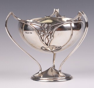 An Art Nouveau circular silver 3 handled bowl cast lilies, Sheffield 1905, by Walker & Hall, 13cm, 408 grams  