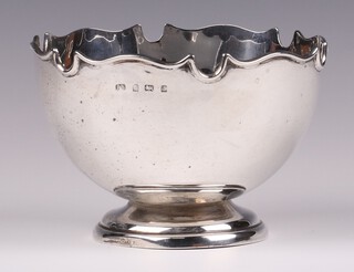 An Edwardian silver pedestal bowl with wavy border Birmingham 1903 by Barker Brothers, 213 grams 