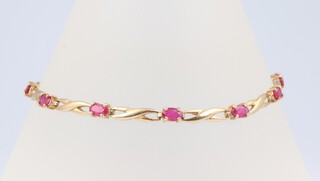 A 14ct yellow gold bracelet set 10 oval cut rubies, 19cm, 4.8 grams 