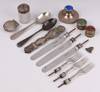 Two silver Old English pattern teaspoons, 3 silver tea knife blades, 3 silver forks, 122 grams gross, a silver and enamelled dressing table jar lid  