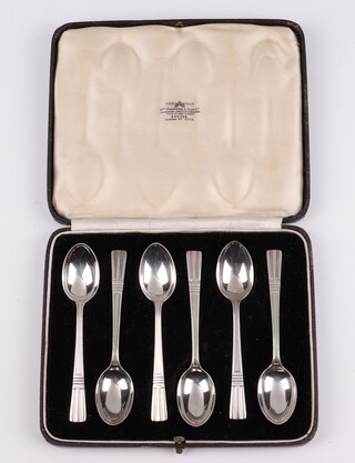 A set of 6 Art Deco silver coffee spoons London 1938, cased, by Francis Higgins III, 68 grams
