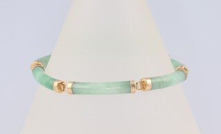 A 14ct yellow gold and green hardstone bracelet, 18cm