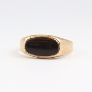 A 9ct gold dress ring set a black hardstone, size T 1/2, 2.6 grams 
