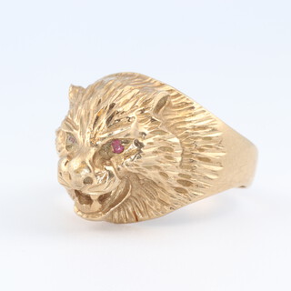 A 9ct yellow gold ring in the form of a jaguar's mask, size S, 7.4 grams