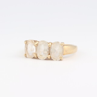 A 9ct yellow gold 3 stone paste set ring, size N, 3.1 grams