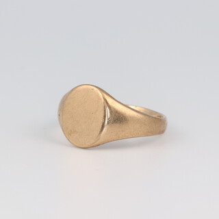 A 9ct yellow gold signet ring, size R, 5.6 grams