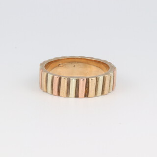 A 9ct yellow gold wedding band with ribbed decoration, size P, 6.5 grams 