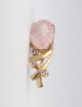 A 9ct yellow gold pendant set a rose quartz, 8.2 grams