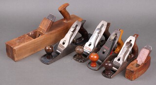 A Record No.05 Jack plane, a Stanley no.3 smoothing plane, a Stanley Bailey no.4 steel smoothing plane, a Rapier No.400 smoothing plane, a wooden smoothing plane and a Jack plane 