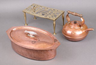 A rectangular copper twin handled fish kettle 32cm, a brass footman 30cm and a copper kettle (some dents) 